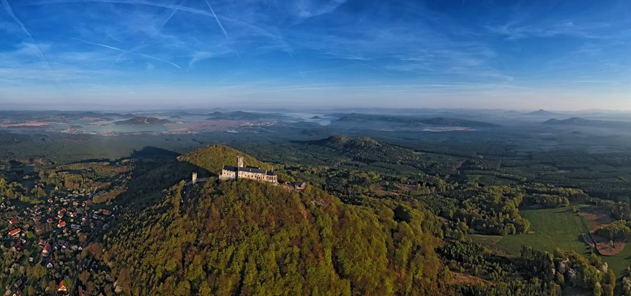 Vanaf kasteel Bezděz heb je prachtig uitzicht op het Mácha meer Kasteel Bezdez