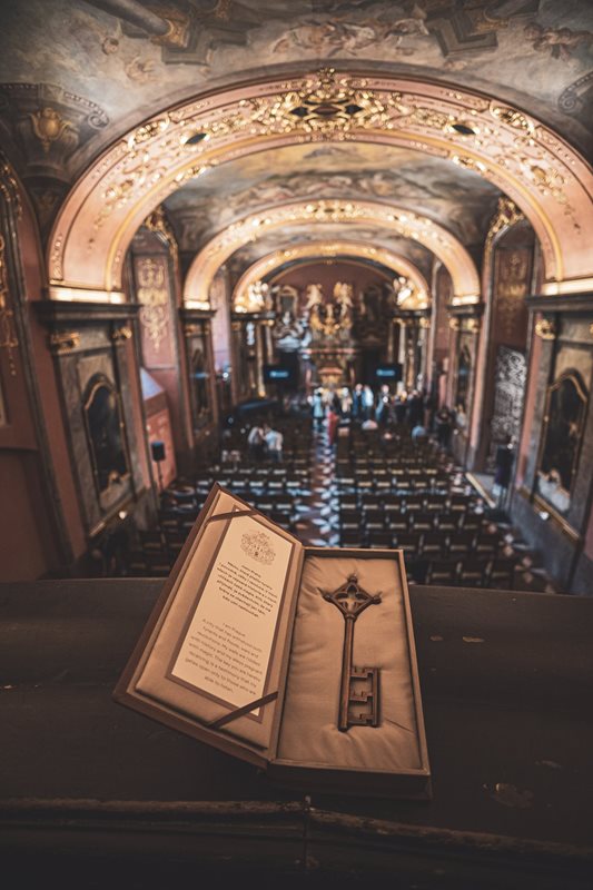 Dan Brown received the symbolic key to the City of Prague. Credit: Jan Křikava / Argo. Dan Brown received the symbolic key to the City of Prague.