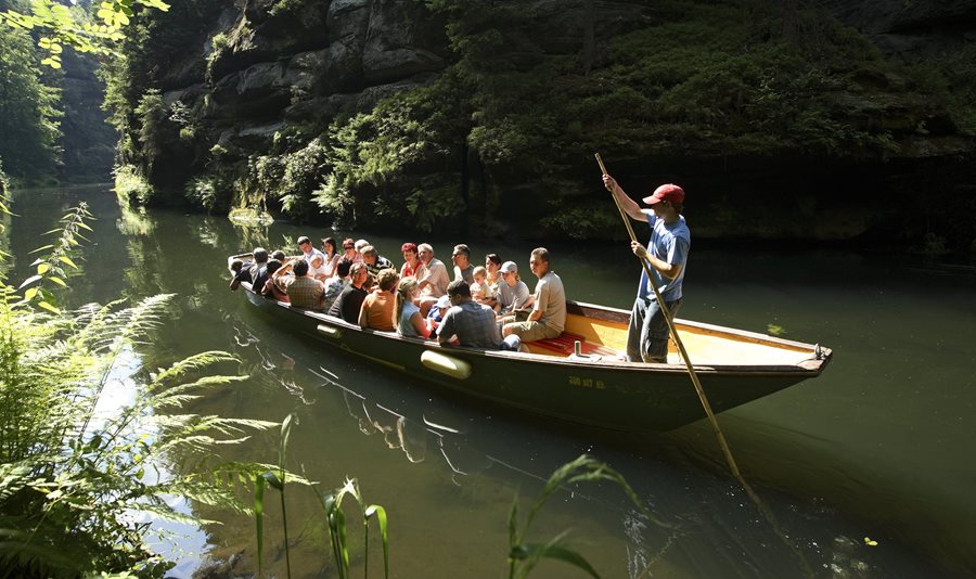 Varen over de Kamenice rivier in Boheems Zwitserland