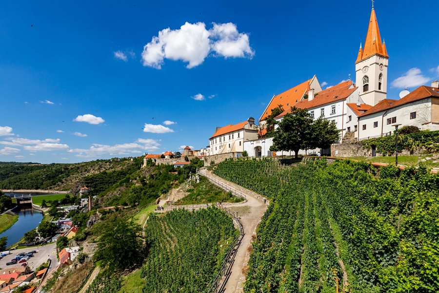 Het stadje Znojmo in Zuid-Moravië is prachtig znojmo wijngaarden zuid-moravië