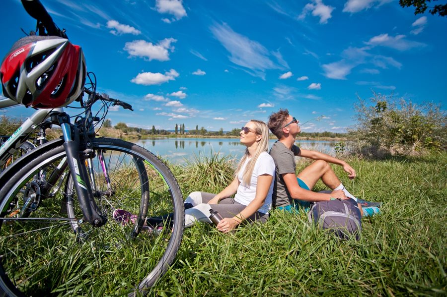 Fietsen langs de Morava rivier in Moravië langs het Bata kanaal