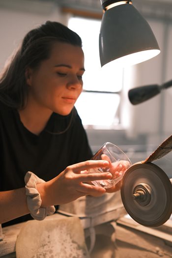 Zelf je Boheemse glas graveren bij Rückl ©Lukas Sochor Zelf je glas graveren bij Rückl