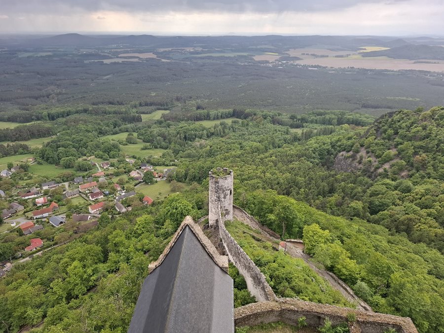 Vanuit de Grote toren van kasteel Bezděz heb je een geweldig uitzicht over Noord-Bohemen en Centraal-Bohemen Uitzicht vanaf de toren van Bezděz