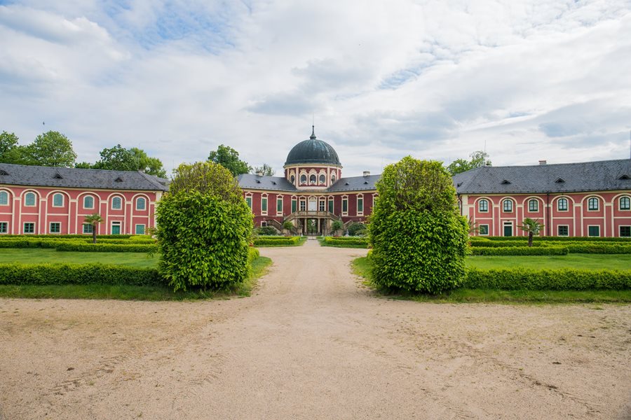 Het barokke chateau ligt aan de Moldau fietsroute ©Shutterstock Chateau Veltrusy in Centraal-Bohemen