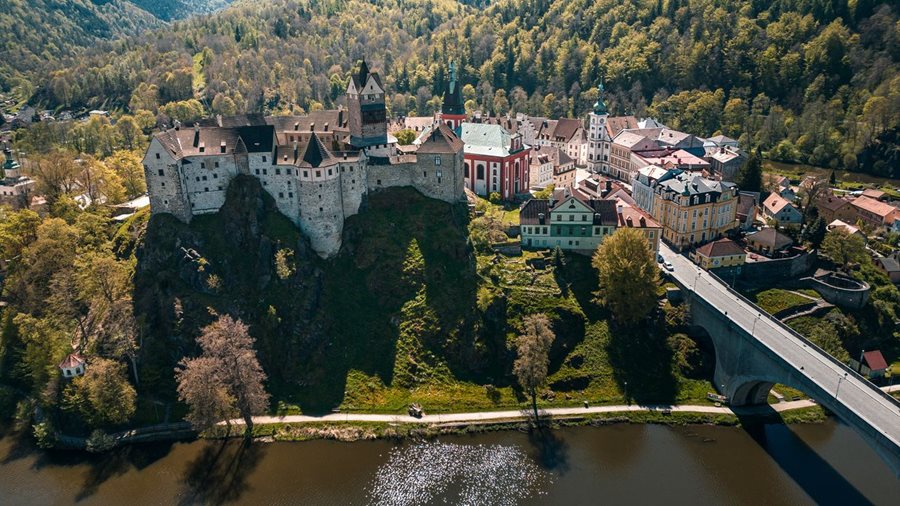 De stad en het kasteel van Loket ©Zivy Kraj - destination agency for the Karlovy Vary Region Het kasteel van Loket aan de rivier