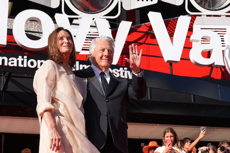 Dustin Hoffman and his wife (Kviff.com) Dustin Hoffman and his wife (Kviff.com)