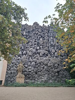 Wallensteintuin muur stalactieten