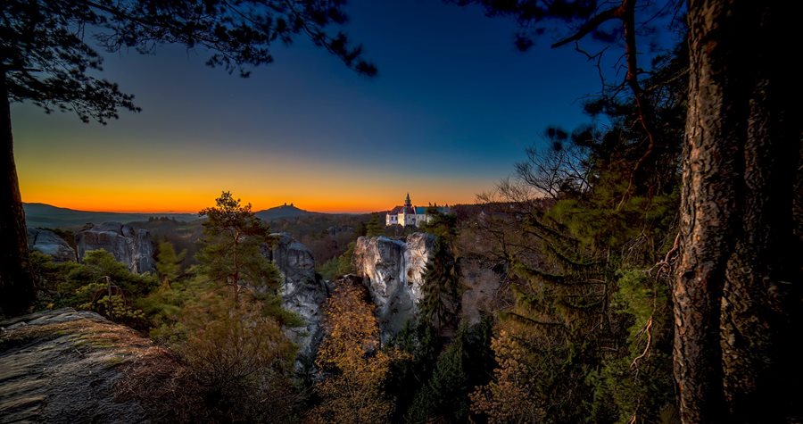 Voor een betoverende zonsopgang moet je bij Hrubá Skála zijn ©Shutterstock Hrubá Skála in Boheems Paradijs is een geweldige plek voor wandelingen en overnachten
