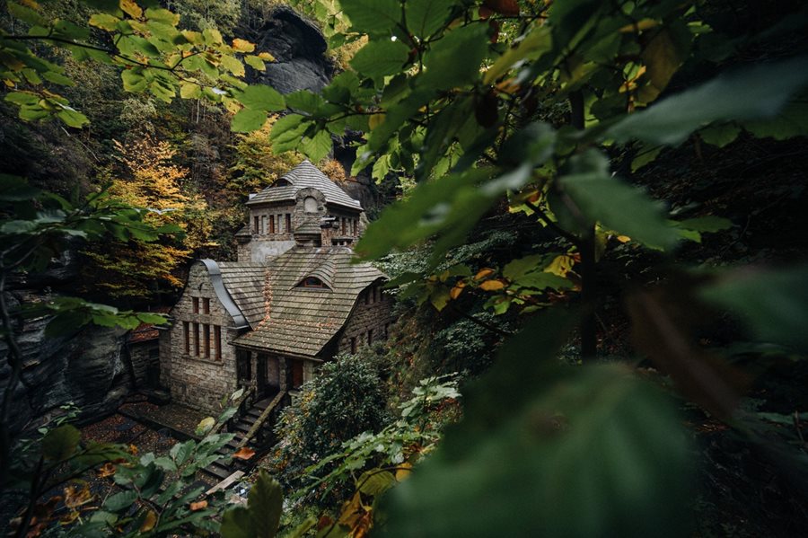 Het stenen huis Stará Plynárna ©Guzi M, DMO Bohemian Switzerland Stará Plynárna in Hrensko in Boheems Zwitserland