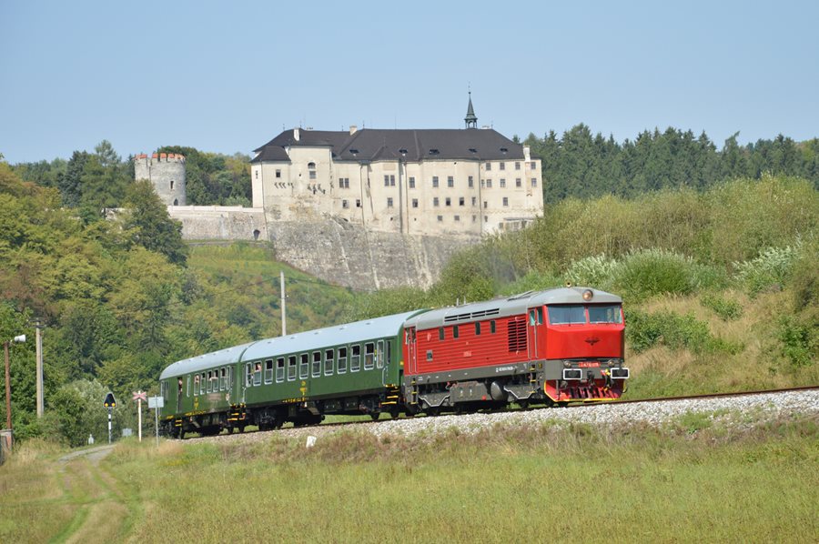 Trein langs kasteel van Sazava