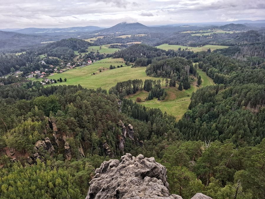 Uitzicht vanaf Mariina skála bij Jetřichovice over het Boheems Middelgebergte met haar vulkanische heuvels Boheems Zwitserland natuurgebied in Tsjechië