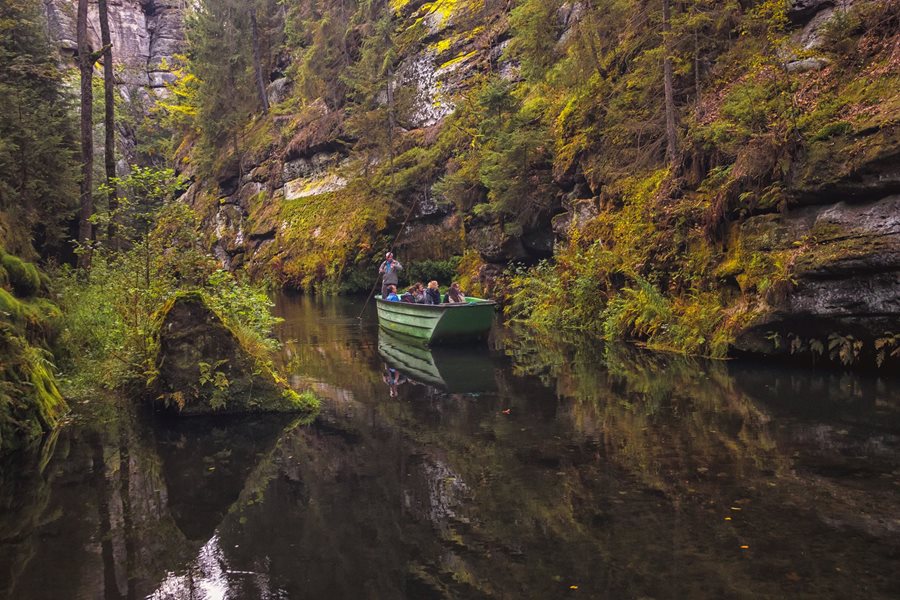 Varen door de Kamenice kloof in Boheems Zwitserland Kamenice kloof in Boheems Zwitserland, varen boot