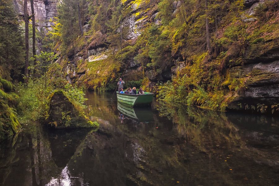 Kamenice kloof in Boheems Zwitserland, varen boot