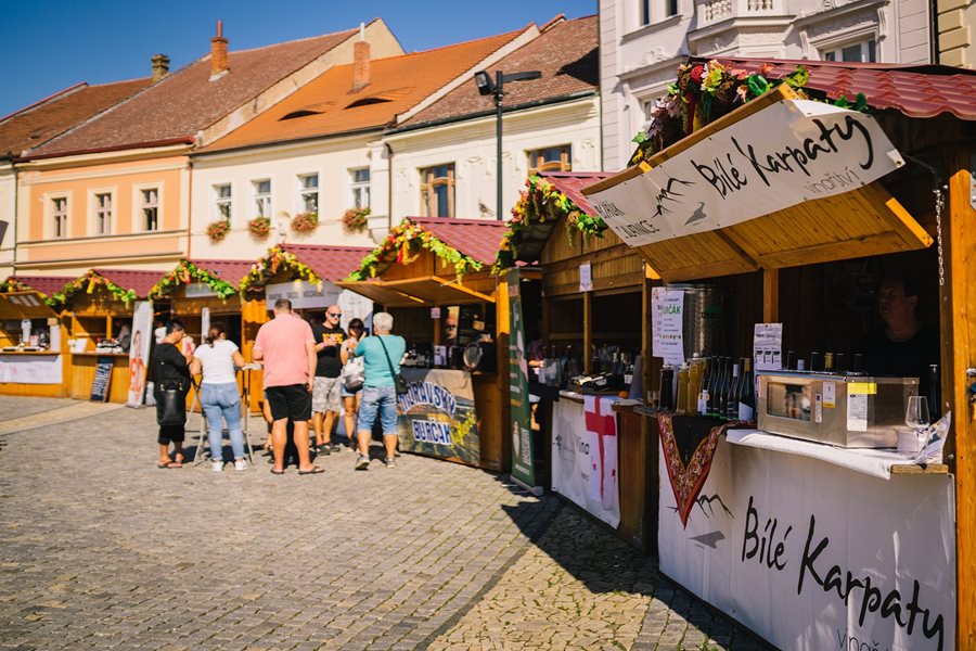De markt in het centrum van M&#x11B;ln&#xED;k