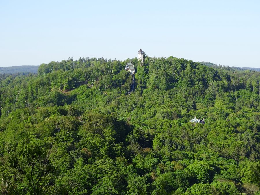 uitzicht op Diana toren en kabelbaan in Karlovy vary