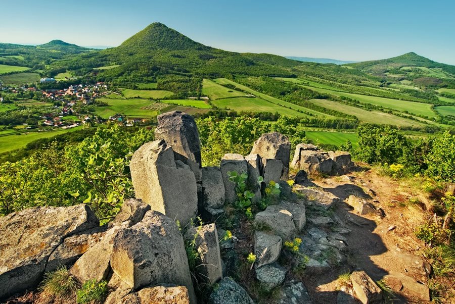Geweldige uitzichten vanaf de Milešovka berg ©Brana do Cech & Destinační agentura České středohoří Milesovkaberg in het Boheems Middelgebergte