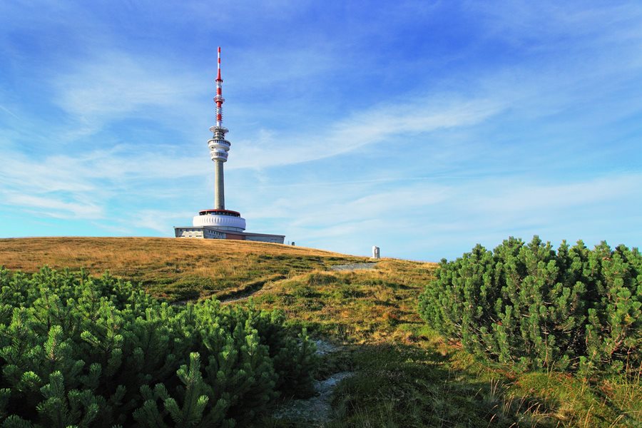 Praděd en haar toren, Foto © Moravian-Silesian Tourism, s.r De berg Praded in Noord-Moravië in het Jeseník gebergte