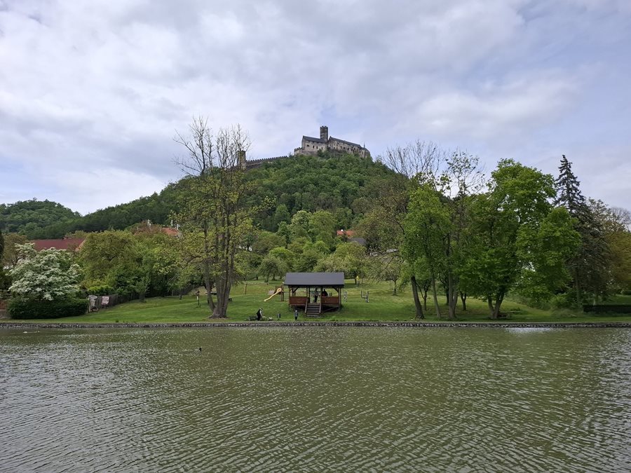 Vanaf de parkeerplaats is het nog 20 minuten wandelen naar Bezděz Bezděz kasteel in Noord-Bohemen