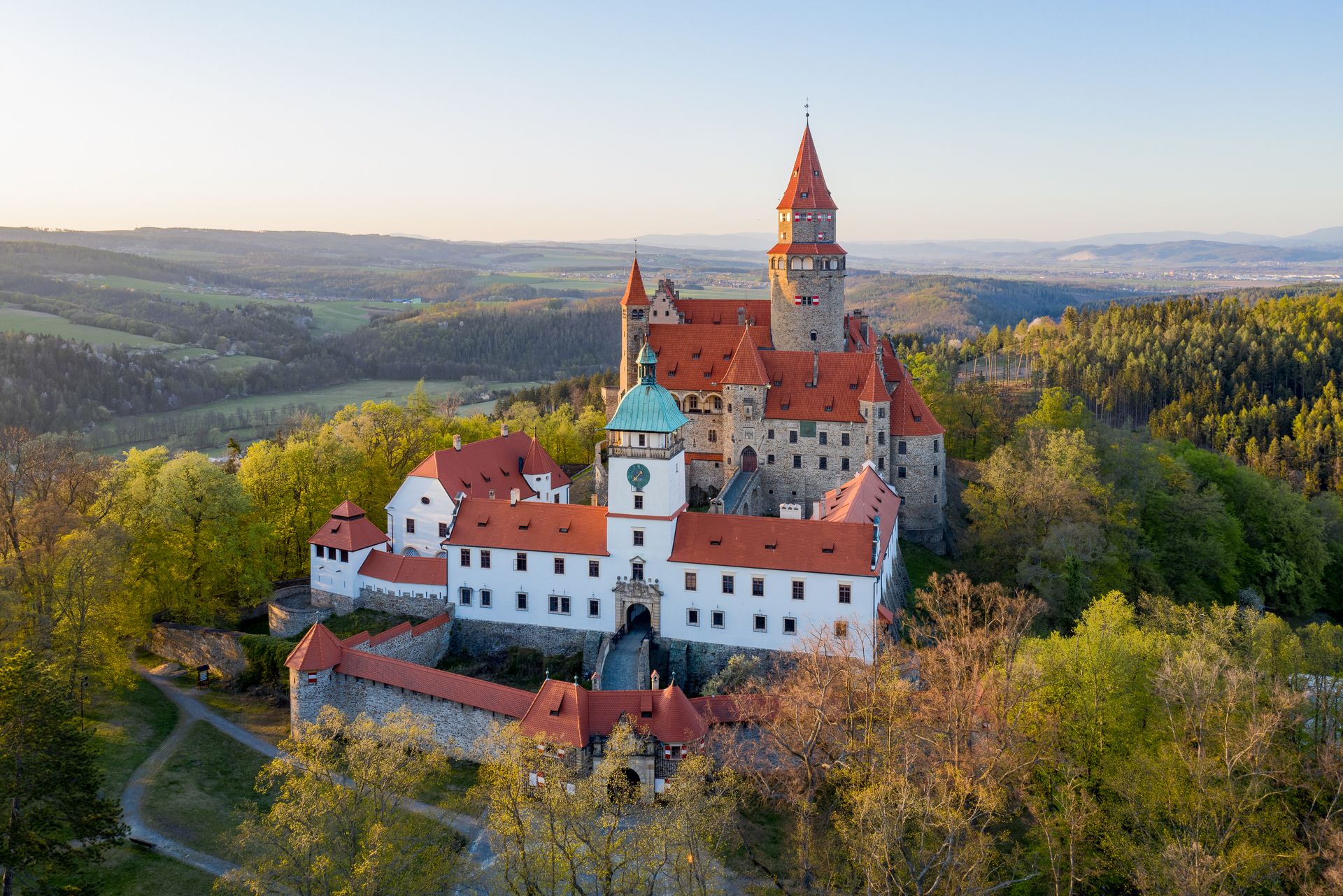 De burcht Bouzov ligt in een prachtig bosrijke omgeving ©Milan Kajnar, Shutterstock Bouzov kasteel in Tsjechië in Olomouc regio