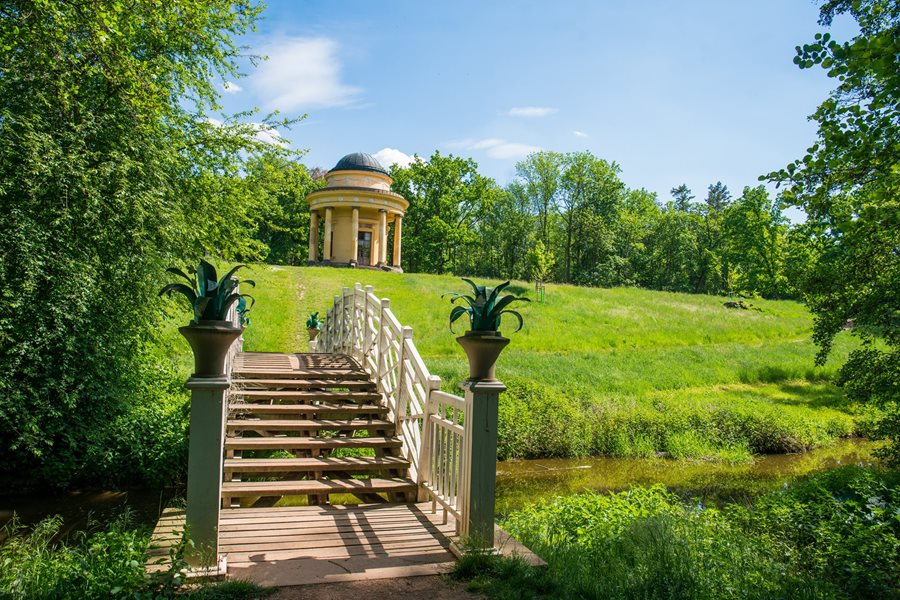 Het landschapspark van Veltrusy waar je in het park standbeelden, een oranjerie en kapel vindt ©Shutterstock Het park rondom Veltrusy chateau in Centraal-Bohemen