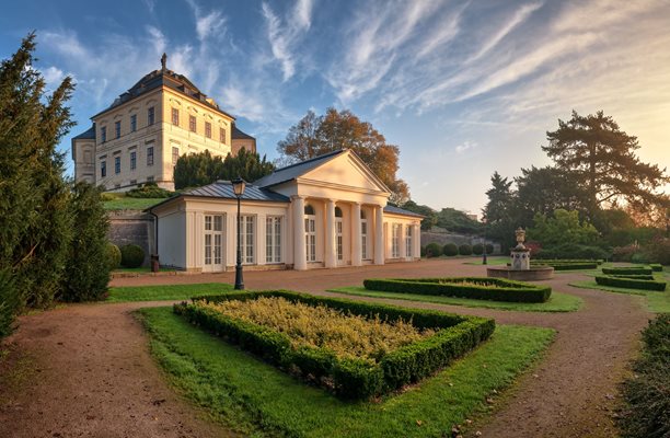 Zámek Karlova Koruna, Hradecká kulturní a vzdělávací společnost s.r.o.