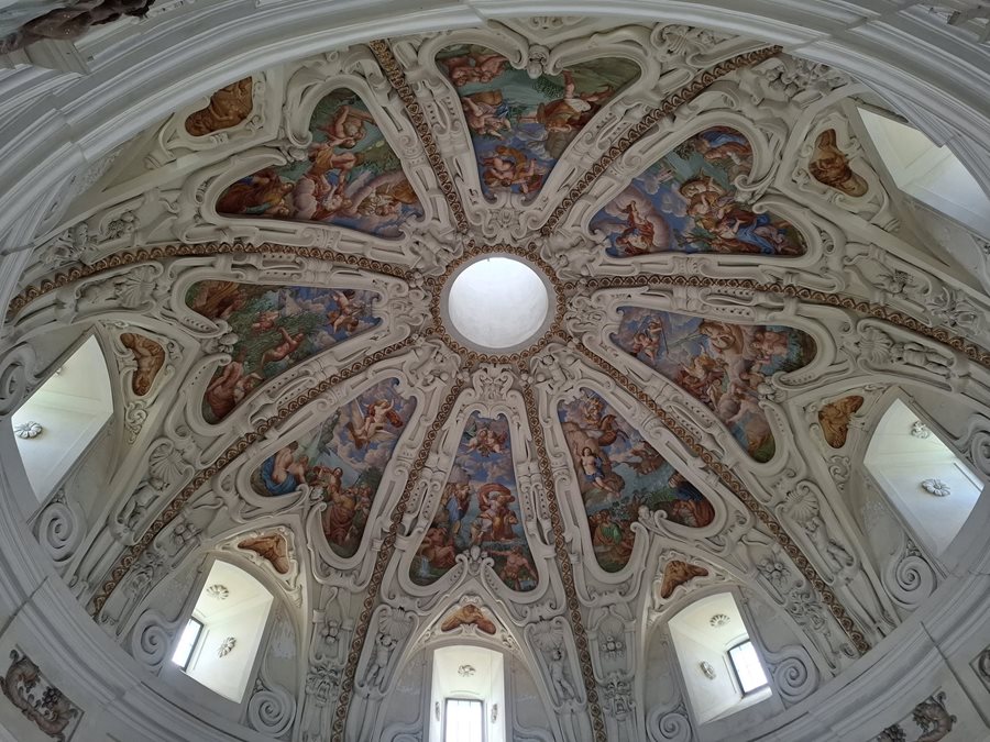 Het plafond van de rotunda van de Bloementuin Het plafond van de rotunda van de Bloementuin
