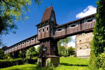 Tuinen in oost van Bohemen met folklore brug