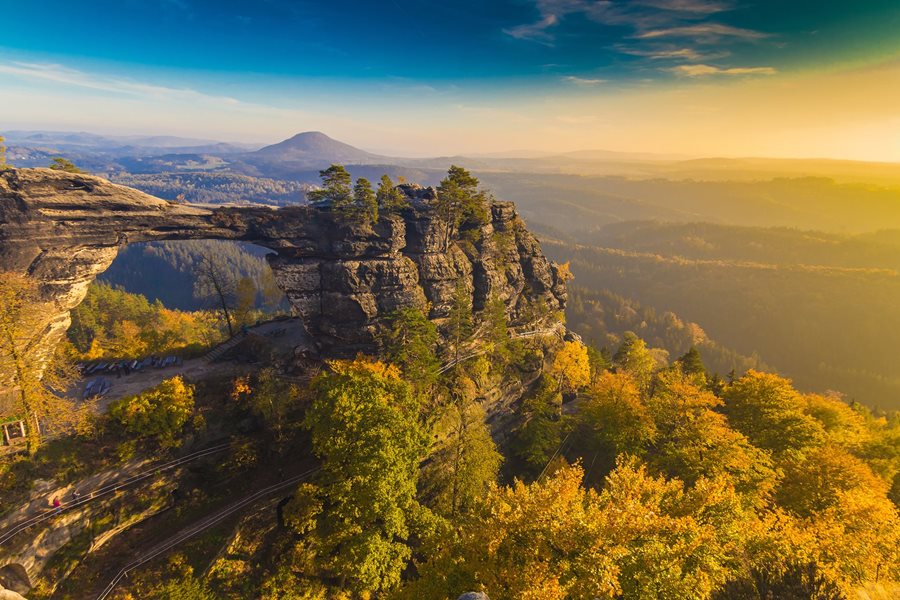 De herfst is een prachtige periode om Boheems Zwitserland te bezoeken ©Shutterstock Rotsbrug Boheems Zwitserland in Tsjechié in de herfst