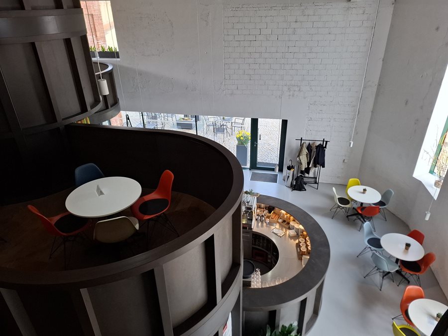 Design en historie gaan hier hand en hand samen De moderne wijnbar in het hart van Znojmo