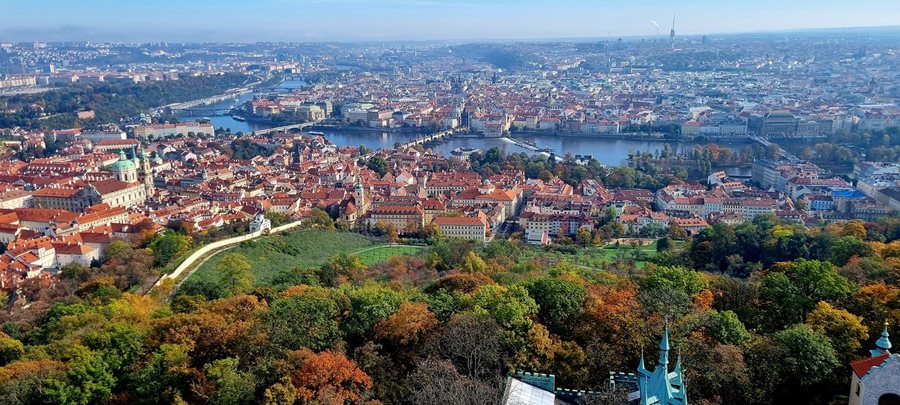 Uitzicht vanaf de Petrin toren in de herfst Praag