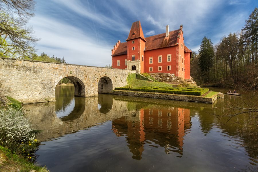 In het hoogseizoen is het kasteel geopend ©Petr Kubát, South Bohemia Tourism Cervena lhota kasteel in Zuid-Bohemen